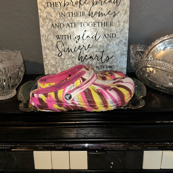 2 Pairs of crocs - Crocs Classic Tie Dye Lined and Yellow Daisy Croc Lined - Picture 5 of 14